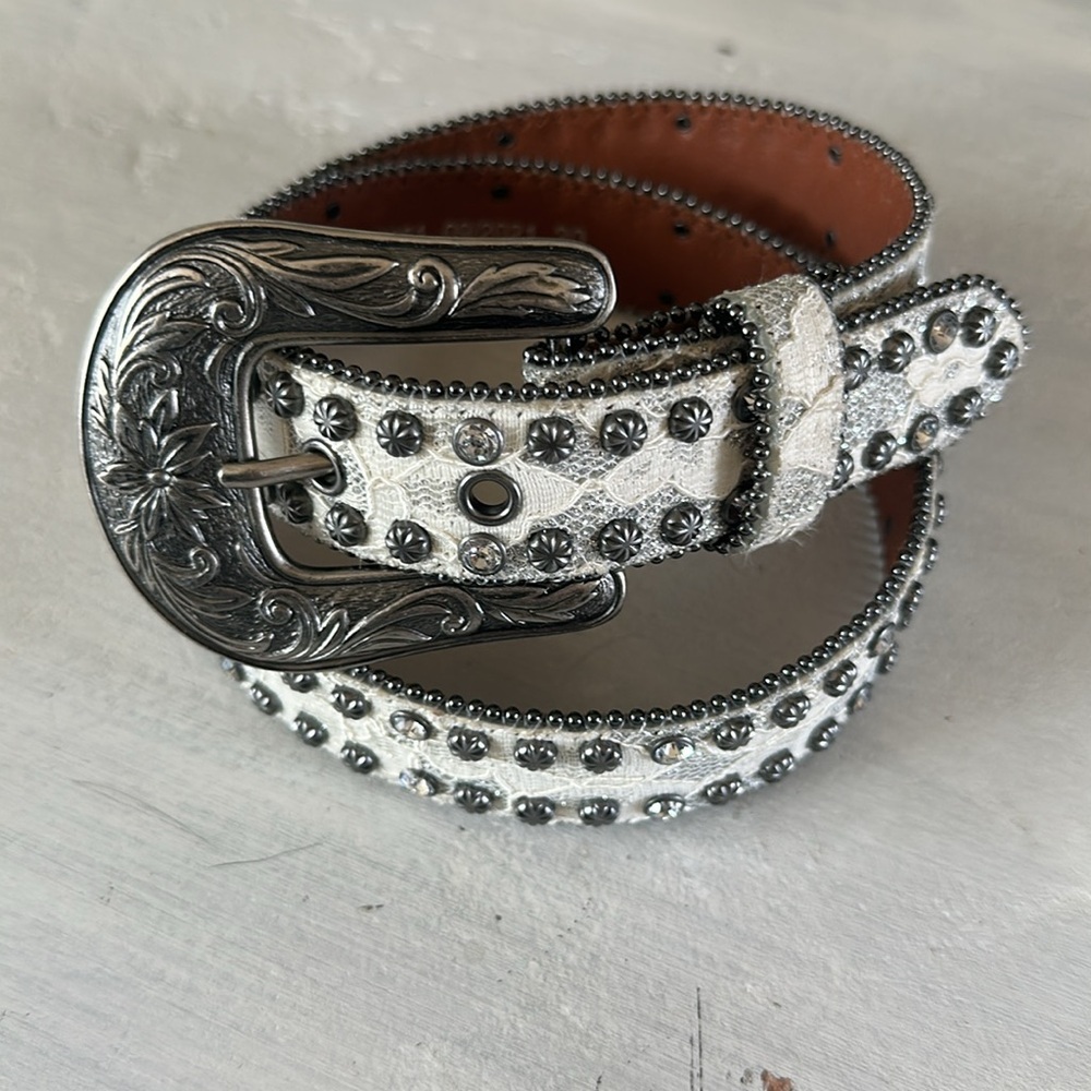 Shyanne White Lace Country Western Belt Size 30 Rhinstone Glitter Studded Beaded